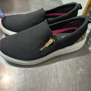 Ryka Ally Black and Leopard, zipper detail